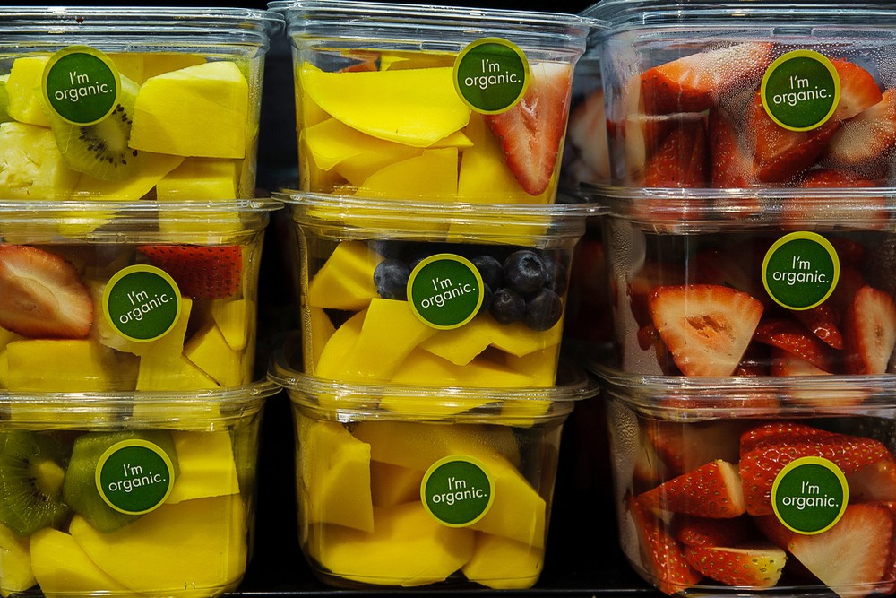 Нарезанные фрукты в упаковке из пластика