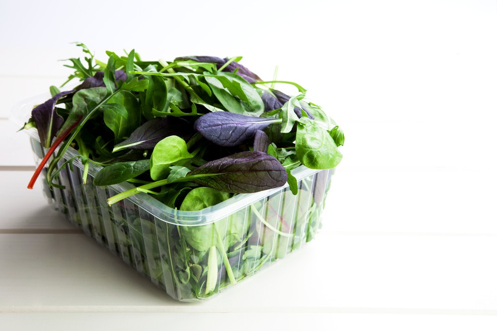 Зелень в упаковке из пищевого пластика